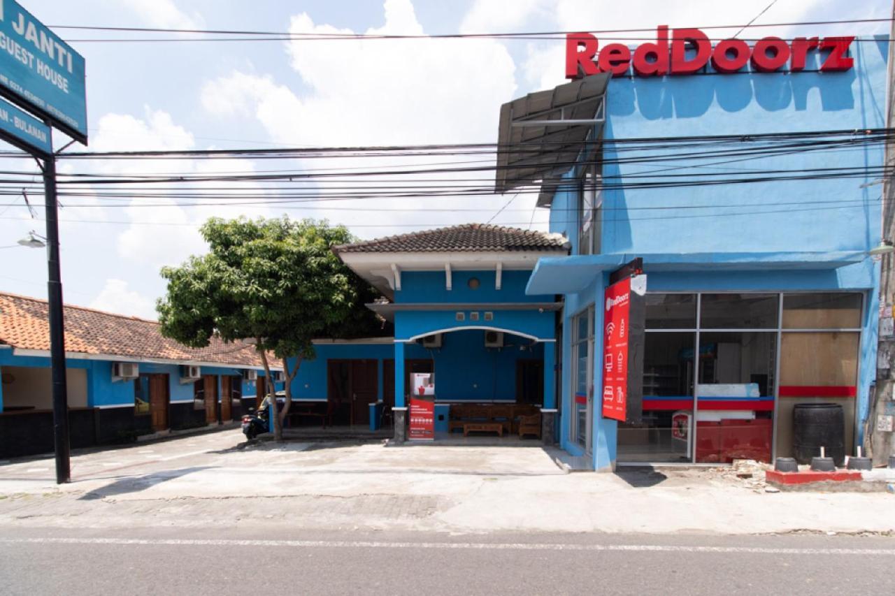 Готель Reddoorz @ Raya Janti Yogyakarta Baturetno Екстер'єр фото