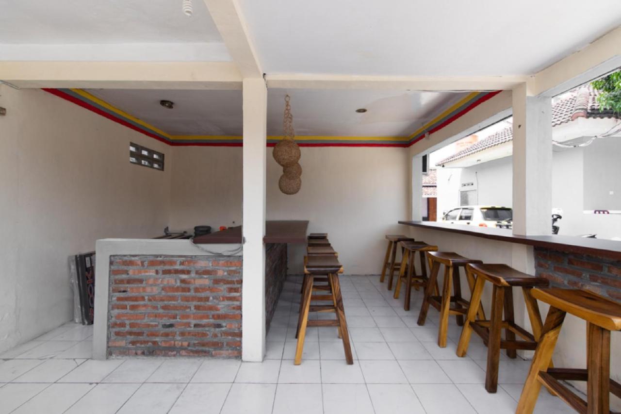 Готель Reddoorz @ Raya Janti Yogyakarta Baturetno Екстер'єр фото